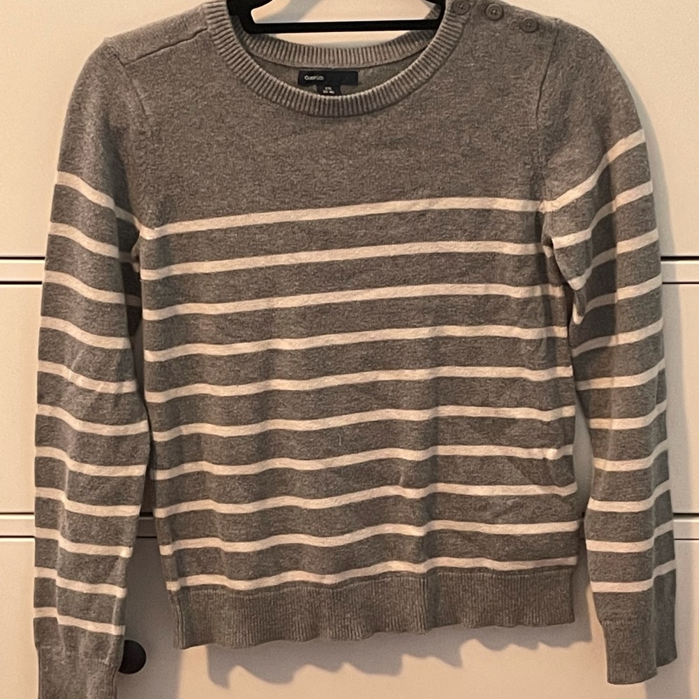 WHITE & GREY STRIPPED SWEATER